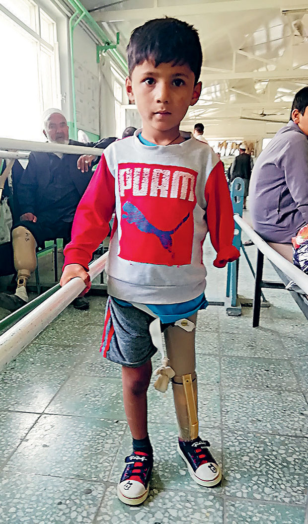 Η Καμπούλ είναι περιφραγμένη με blast walls για τον φόβο βομβιστικών επιθέσεων. Πολλά από αυτά είναι ζωγραφισμένα.  ΕΤΙΚΕΤΕΣ: ΚΑΜΠΟΥΛ- ΑΝΤΑΠΟΚΡΙΣΗ. Στο υπόγειο ενός εμπορικού κέντρου στην Καμπούλ, κάπου ανάμεσα στους άδειους διαδρόμους στολισμένους με γιρλάντες από χάρτινα αμερικανικά σημαιάκια, ο Χομαγιούν κάθεται σκυμμένος στα χαλάκια που έχει στρώσει στην είσοδο του μαγαζιού του. Τρώει το μεσημεριανό του στο πάτωμα, όπως κάνουν πολλοί Αφγανοί, μαζί με δύο νεαρούς συγγενείς του. Το βλέμμα του χαμηλωμένο. Ακούγεται μόνο η φωνή του, σταθερή και γεμάτη θυμό. «Τους είπα, σας παρακαλώ. Μην το κάνετε. Δεν θέλαμε να φύγει, δεν μας άκουσε», λέει ο Χομαγιούν. Ο μεγάλος αδελφός του, μαζί με άλλα τέσσερα μέλη της οικογένειας –όλα γυναίκες, παιδιά κι ένα μωρό– ξεκίνησαν το ταξίδι από το Αφγανιστάν προς την Ευρώπη πριν από τρεις εβδομάδες. «Του είπαν πως η Τουρκία έχει ανοίξει τα σύνορα και τώρα είναι ευκαιρία να περάσεις στην Ευρώπη», συμπληρώνει ο ένας από τους δύο νεαρούς συγγενείς του. Μέσω Ιράν, ήταν ήδη στην Τουρκ