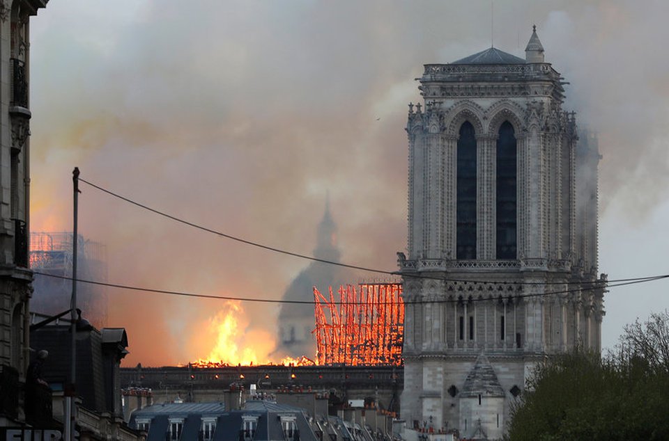 H φλεγόμενη Παναγία των Παρισίων