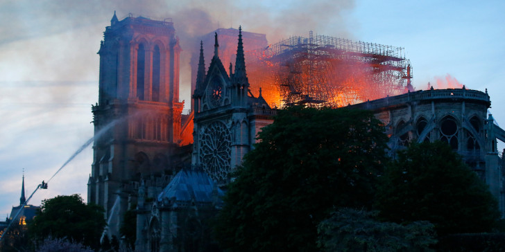H φλεγόμενη Παναγία των Παρισίων