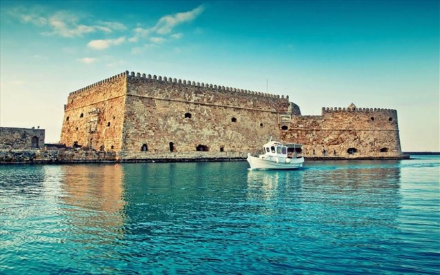 Το ενετικό θαλάσσιο φρούριο στο λιμάνι του Ηρακλείου.