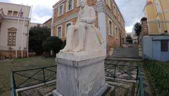 Στο βάθος το αίθριο στο οποίο αναφέρεται ο Π. Καλογεράκης