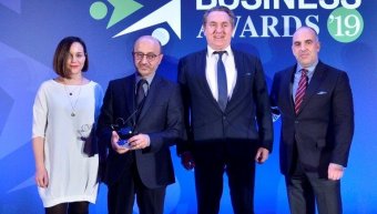 Από την απονομή του βραβείου για τον Χρηματοοικονομικό Αλφαβητισμό: ο Γιάννης Ρούντος, διευθυντής εταιρικών σχέσεων & υπευθυνότητας INTERAMERICAN, με τους Νίκο Φίλιππα, καθηγητή Χρηματοοικονομικής Πανεπιστημίου Πειραιώς και πρόεδρο του Ινστιτούτου Χρηματο