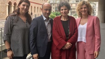 Ο Γιάννης Ρούντος, η Χρύσα Ελευθερίου και η Βίβιαν Αραβανή της Διεύθυνσης Εταιρικών Σχέσεων και Υπευθυνότητας της INTERAMERICAN, με τη Μαργαρίτα Θεοδωράκη κατά την πρόσφατη συνέντευξη Τύπου για τη συναυλία.