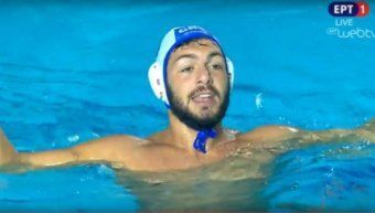 Ο Κώστας Γκιουβέτσης μόλις έχει ευστοχήσει στο 5ο πέναλτι και έχει στείλει την Ελλάδα στην κορυφή του παγκόσμιου πόλο