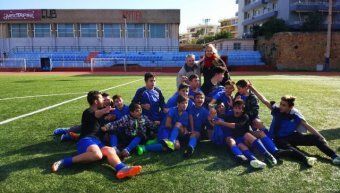 Οι παίκτες του Γυμνασίου Καλλιμασιάς με την προπονήτρια και τον Διευθυντή του Σχολείου τους πανηγυρίζουν για την κατάκτηση του τίτλου στο Σχολικό Πρωτάθλημα Ποδοσφαίρου Γυμνασίων. Οι παίκτες του Γυμνασίου Καλλιμασιάς με την προπονήτρια και τον Διευθυντή του Σχολείου τους πανηγυρίζουν για την κατάκτηση του τίτλου στο Σχολικό Πρωτάθλημα Ποδοσφαίρου Γυμνασίων.