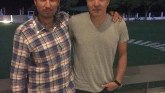 Ο Βαλάντης Κοντίλης στο φωτογραφικό στιγμιότυπο με τον γνωστό διεθνή διαιτητή της Α1 Ανδρών, Χρήστο Χριστοδούλου. Ο τελευταίος, που ανήκει στο σύνδεσμο Αχαΐας – Ηλείας, σφύριξε στους Ολυμπιακούς Αγώνες του Ρίου εκπροσωπώντας την ελληνική διαιτησία στη σημαντικότερη αθλητική διοργάνωση της υφηλίου.