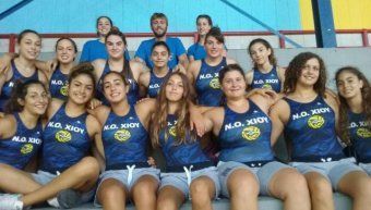 Η 1η ήττα έφερε και την απογοήτευση για τις Νεάνιδες του ΝΟΧ Τα κορίτσια της ομάδας πόλο Νεανίδων του Ν.Ο. Χίου με τον προπονητή τους Γιώργο Κανδιόγλου και την έφορο του τμήματος Αναστασία Βακιρτζή, όπως παρατάχθηκαν στην τελική φάση του Πανελληνίου Πρωταθλήματος που έγινε στην Αθήνα και κατέκτησαν την 8η θέση.