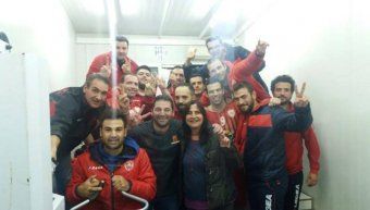 Στιγμιότυπο από τα πανηγύρια των παικτών, της τεχνικής ηγεσίας και των φίλων του Ολυμπιακού Αρμολίων, το περασμένο Σάββατο στο Βούρειο, μετά την πρόκριση απέναντι στην Ένωση ,στο φάιναλ φορ του Κυπέλλου Ανδρών στο μπάσκετ.