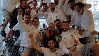 Οι παίκτες της Λάρισας, ανάμεσά τους και ο Δημήτρης Καππός, πανηγυρίζουν για την άνοδο στη Σούπερ Λίγκα. Στο φωτογραφικό στιγμιότυπο μετά το νικηφόρο παιχνίδι στη Ζάκυνθο.