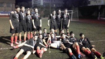 Η ΠΑΧ/Λαίλαπας 1-0 στον τελικό τον Κοφινά/Κυβέλη Οι παίκτες της ΠΑΧ/Λαίλαπα με το Κύπελλο, λίγο μετά την απονομή, το απόγευμα της περασμένης Παρασκευής στο Δημοτικό Στάδιο, όπου στέφθηκαν πρωταθλητές στο τοπικό πρωτάθλημα ποδοσφαίρου Νέων. Φωτό: σελίδα facebook ΠΑΧ-Ποδοσφαιρική Ακαδημία Χίου.