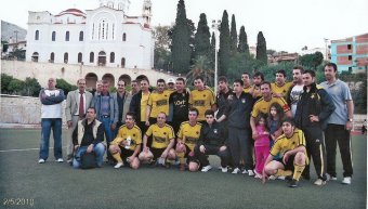 Ο Γιάννης Ντομάτας δεύτερος από αριστερά με τη Μικρασιατική το 2010 Ο Γιάννης Ντομάτας δεύτερος από αριστερά με τη Μικρασιατική το 2010