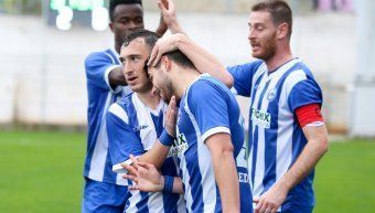 Συγχαίρουν τον Γιώργο Ξύδα οι συμπαίκτες του του ΑΟ Χανιά/Κισσαμικός μετά το 2ο τέρμα που πέτυχε με την Καλλιθέα