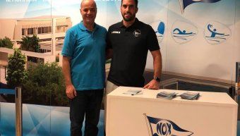 Ο Πρόεδρος του ΝΟΧ, Γιάννης Αναδιώτης, με τον Χιώτη, πρώην διεθνή πολίστα του ΟΣΦΠ, Γιώργο Ντόσκα, που αναλαμβάνει βοηθός προπονητής στο ΝΟΧ/Astra Airlines Ο Πρόεδρος του ΝΟΧ, Γιάννης Αναδιώτης, με τον Χιώτη, πρώην διεθνή πολίστα του ΟΣΦΠ, Γιώργο Ντόσκα, που αναλαμβάνει βοηθός προπονητής στο ΝΟΧ/Astra Airlines