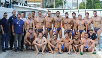 Η ομάδα του ΝΟΧ/Astra Airlines, με τον Αντιπρόεδρο του Ομίλου πρώτο από αριστερά και με τα χάλκινα μετάλλια στο στήθος Η ομάδα του ΝΟΧ/Astra Airlines, με τον Αντιπρόεδρο του Ομίλου πρώτο από αριστερά και με τα χάλκινα μετάλλια στο στήθος