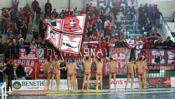 Οι παίκτες του Ολυμπιακού χαιρετούν τους φιλάθλους τους που βρέθηκαν στο Ιωνικό Κολυμβητήριο Οι παίκτες του Ολυμπιακού χαιρετούν τους φιλάθλους τους που βρέθηκαν στο Ιωνικό Κολυμβητήριο