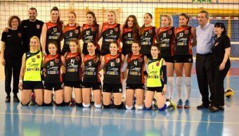 Ο Πορφύρας σε πλήρη σύνθεση, όπως αγωνίστηκε στα μπαράζ της Λαμίας και την Δέσποινα Σιδεράτου να διακρίνεται όρθια από αριστερά προς τα δεξιά με το νούμερο 12 στη φανέλα. Τα κορίτσια του Πορφύρα πλαισιώνουν οι προπονητές Βασίλης Πανδής, Πόπη Καλλή (αριστερά όρθιοι) και ο δραστήριος πρόεδρος του τμήματος βόλεϊ του συλλόγου, Νίκος Δελαγραμμάτικας (γνωστός αθλητικός συντάκτης, επί σειρά ετών υπήρξε στέλεχος της τηλεόρασης του ΑΝΤΕΝΝΑ). Φωτό: www.porfyrasvolley.blogspot.gr