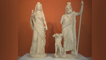 Στην απεικόνιση ο θεός του Κάτω Κόσμου, Άδης, με τη γυναίκα του, Περσεφόνη και ανάμεσά τους ο Κέρβερος.