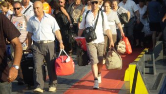 Απρεπής και εξευτελιτιστικός ο έλεγχος των επιβατών που βγαίνουν από το πλοίο