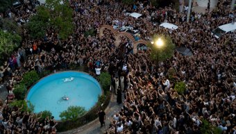 Το να συγκεντρώνεται τόσος κόσμος στη λεγόμενη λαϊκή αγρυπνία για τον Γιώργο Μαζωνάκη σίγουρα δεν ήταν τυχαίο Το να συγκεντρώνεται τόσος κόσμος στη λεγόμενη λαϊκή αγρυπνία για τον Γιώργο Μαζωνάκη σίγουρα δεν ήταν τυχαίο