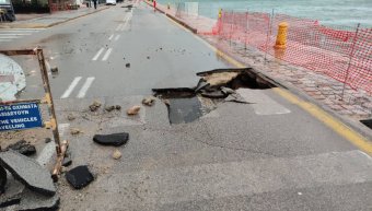 Το κύμα σήκωσε την άσφαλτο στην προκυμαία της Χίου
