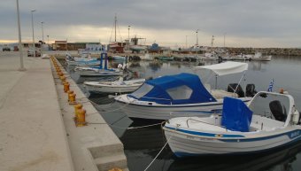 Σπατάλη νερού στο λιμανάκι της Αγ. Ερμιόνης Σπατάλη νερού στο λιμανάκι της Αγ. Ερμιόνης