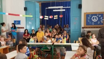 Αναμνηστική φωτο μετά τις... υπογραφές