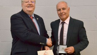 Tο 2016 ο Γιώργος Τσαπαρλής είχε λάβει το «Βραβείο Εκπαίδευσης» (Education Award) της (Βρετανικής) Βασιλικής Εταιρείας της Χημείας.