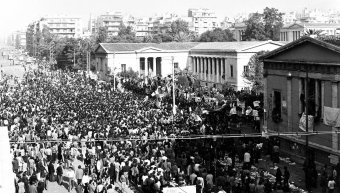 Στην Πατησίων, μπροστά στο κτήριο του Πολυτεχνείου, γινόταν ένας μικρός χαμός Στην Πατησίων, μπροστά στο κτήριο του Πολυτεχνείου, γινόταν ένας μικρός χαμός