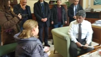 Αντιπροσωπία κατοίκων και αιρετοί στο γραφείο του Διευθυντή της Εθνικής Τράπεζας Αντιπροσωπία κατοίκων και αιρετοί στο γραφείο του Διευθυντή της Εθνικής Τράπεζας