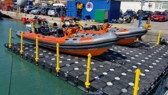 Τα σκάφη, η πλατφόρμα και στο βάθος το "χρυσό' κοντέϊνερ Τα σκάφη, η πλατφόρμα και στο βάθος το "χρυσό' κοντέϊνερ