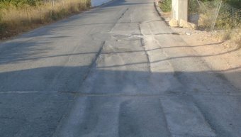 Το δεξιό ρεύμα του κεντρικού δρόμου του οικισμού της Αγ. Ερμιόνης έχει τα μαύρα χάλια του