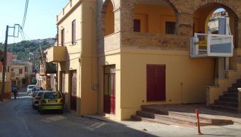 Παρά τα 5 πάρκινγκ που διαθέτουν τα Θυμιανά κάποιοι συνεχίζουν να παρκάρουν στον κεντρικό δρόμο