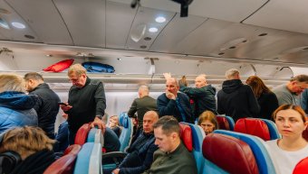 Πριν προλάβουν οι αεροσυνοδοί να πουν για την αποβίβαση, οι περισσότεροι επιβάτες είναι κιόλας όρθιοι Πριν προλάβουν οι αεροσυνοδοί να πουν για την αποβίβαση, οι περισσότεροι επιβάτες είναι κιόλας όρθιοι