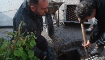 Αντώνης Γεωργούλης και Γιώργης Γκέλης κατέβαλαν τιτάνιες προσπάθειες να ανοίξουν το καπάκι ενός φρεατίου 