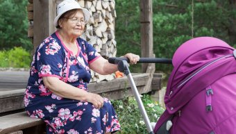 Άλλη γλύκα έχουν οι γηραιότερες γιαγιάδες που «μιλούν» στα εγγόνια τους