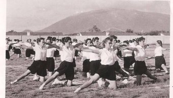 Το απαραίτητο αξεσουάρ για τα κορίτσια στις πάλαι ποτέ γυμναστικές επιδείξεις ήταν οι φουφούλες