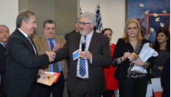 Στιγμιότυπο από την εορταστική εκδήλωση του Πανεπιστημίου Πειραιώς, με τους Άγγελο Κότιο, πρύτανη και Νίκο Φίλιππα, καθηγητή και συγγραφέα των βιβλίων που διανεμήθηκαν στα παιδιά.  