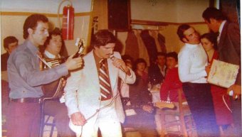 Στο στιγμιότυπο ο Μιχάλης Ιτάλικος με το μπουζούκι του, ο συγχωρεμένος Γιάννης Ζερβούδης στο τραγούδι και άκρη δεξιά ο επίσης συγχωρεμένος Παναγιώτης Στρουμπής.