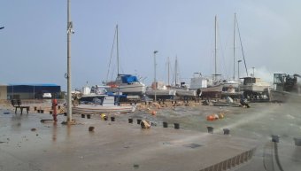 Τρομακτικό το σκηνικό στο παραλιακό μέτωπο Μέγα Λιμνιώνα και Αγίας Ερμιόνης από τους θυελλώδεις νοτιάδες.