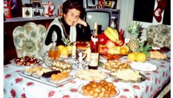 H κυρά Πόπη Καρασούλη στις αρχές της δεκαετίας του ‘90 έστρωνε το πρωτοχρονιάτικο τραπέζι πάντα τέτοιες μέρες τηρώντας το παλιό έθιμο.