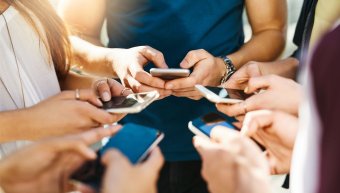 Αιχμάλωτοι του κινητού… Αιχμάλωτοι του κινητού…