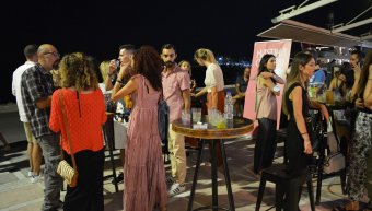 Πολύς κόσμος στο coctail party του Mastihashop