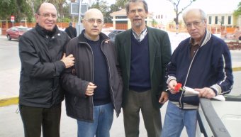 Το στιγμιότυπο συμμαθητών από εορτασμό μιας Πρωτομαγιάς κάποτε: Κυρλαγκίτσης, Δηράκης, Φρεζούλης, Ζαχαριάδης…