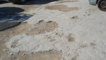 Το πάρκινγκ του Νοσοκομείου eίναι γεμάτο με μεγάλες λακκούβες, λάκκους και μπρούλους. Το πάρκινγκ του Νοσοκομείου eίναι γεμάτο με μεγάλες λακκούβες, λάκκους και μπρούλους.