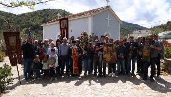 Έξω από το εκκλησάκι των Αγίων Αναργύρων, στα Αγιάσματα, πριν πάρουν το δρόμο της επιστροφής για τα Λεπτόποδα Έξω από το εκκλησάκι των Αγίων Αναργύρων, στα Αγιάσματα, πριν πάρουν το δρόμο της επιστροφής για τα Λεπτόποδα