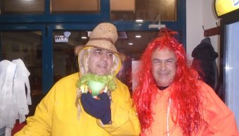 Παναγιώτης Μανδάλας και Σταύρος Παντελάρας μεταμφιεσμένοι αποκριάτικα