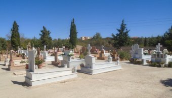 Εκπλήρωση χρέους θεωρούν κάποιες γυναίκες τη φροντίδα των μνημάτων των δικών τους ανθρώπων Εκπλήρωση χρέους θεωρούν κάποιες γυναίκες τη φροντίδα των μνημάτων των δικών τους ανθρώπων