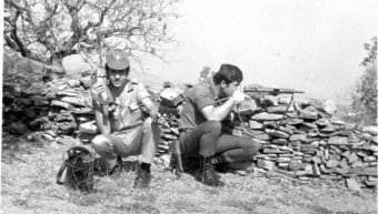 Στο στιγμιότυπο ο Γιώργος Νύκτας επιστρατευμένος τον Ιούλιο του '74 στην περιοχή των Αγ. Αναργύρων Θυμιανών. Στο στιγμιότυπο ο Γιώργος Νύκτας επιστρατευμένος τον Ιούλιο του '74 στην περιοχή των Αγ. Αναργύρων Θυμιανών.