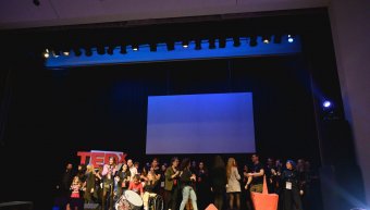 Η εθελοντική ομάδα του 1ου TEDx Chios στη σκηνή του Ομηρείου