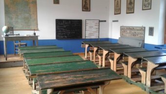 Παλιά κάθε χωριό, ακόμα και το πιο απομακρυσμένο, είχε Δημοτικό Σχολείο Παλιά κάθε χωριό, ακόμα και το πιο απομακρυσμένο, είχε Δημοτικό Σχολείο